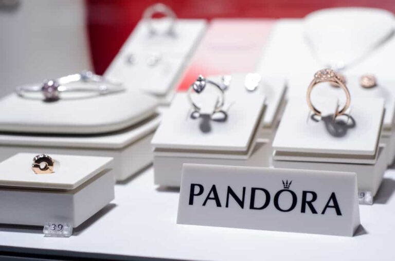 Find the Perfect Match: Enhance Any Outfit with Pandora’s Fashion-Forward Rings and Necklaces